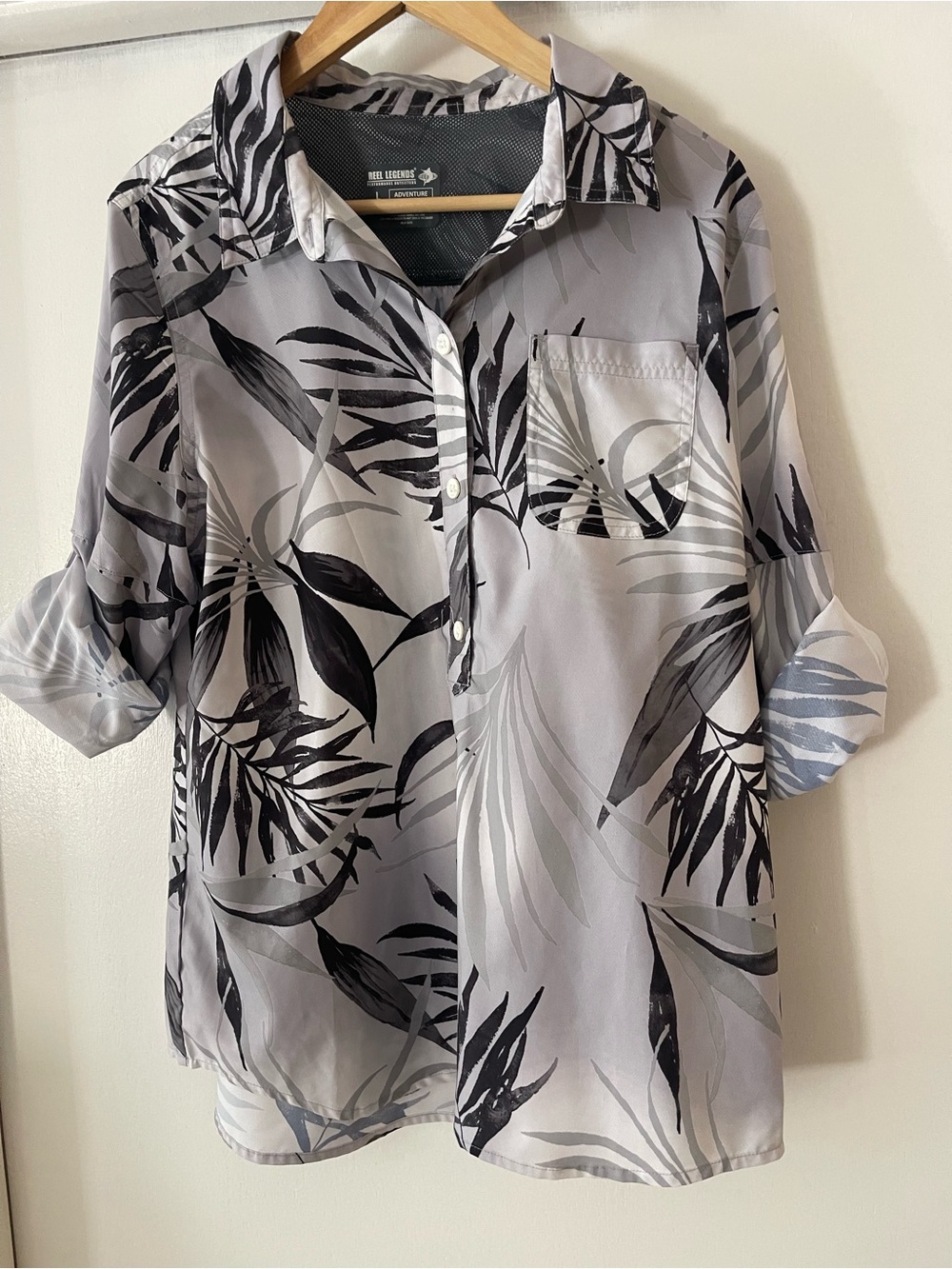 Reel Legends Black and gray Tropical Print Button-Front Women's Top L pit 22”